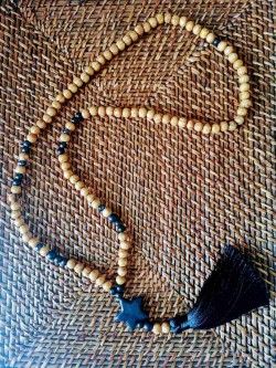 Sautoir bohème chic avec pompon et perles en bois 1 Vue à plat Tilleulmenthe boutique de mode femme en ligne