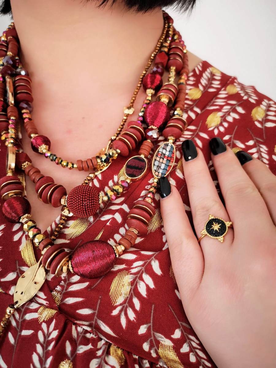 Bague ajustable étoile du nord en acier doré sur pastille ronde noire | Vue portée | Tilleulmenthe Boutique de mode femme Bague ajustable étoile du nord en acier doré sur pastille ronde noire | Vue portée | Tilleulmenthe Boutique de mode femme