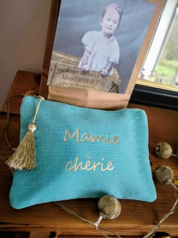 Pochette "Mamie chérie" turquoise effet brillant zippée multi-usage | Vue 1 | Tilleulmenthe Boutique de mode femme