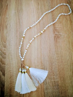 Sautoir bohème chic avec perles et pompons | 1 vue à plat | Tilleulmenthe boutique de mode femme en ligne