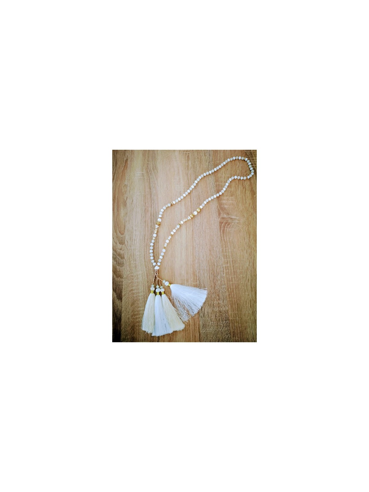 Sautoir bohème chic avec perles et pompons | 1 vue à plat | Tilleulmenthe boutique de mode femme en ligne