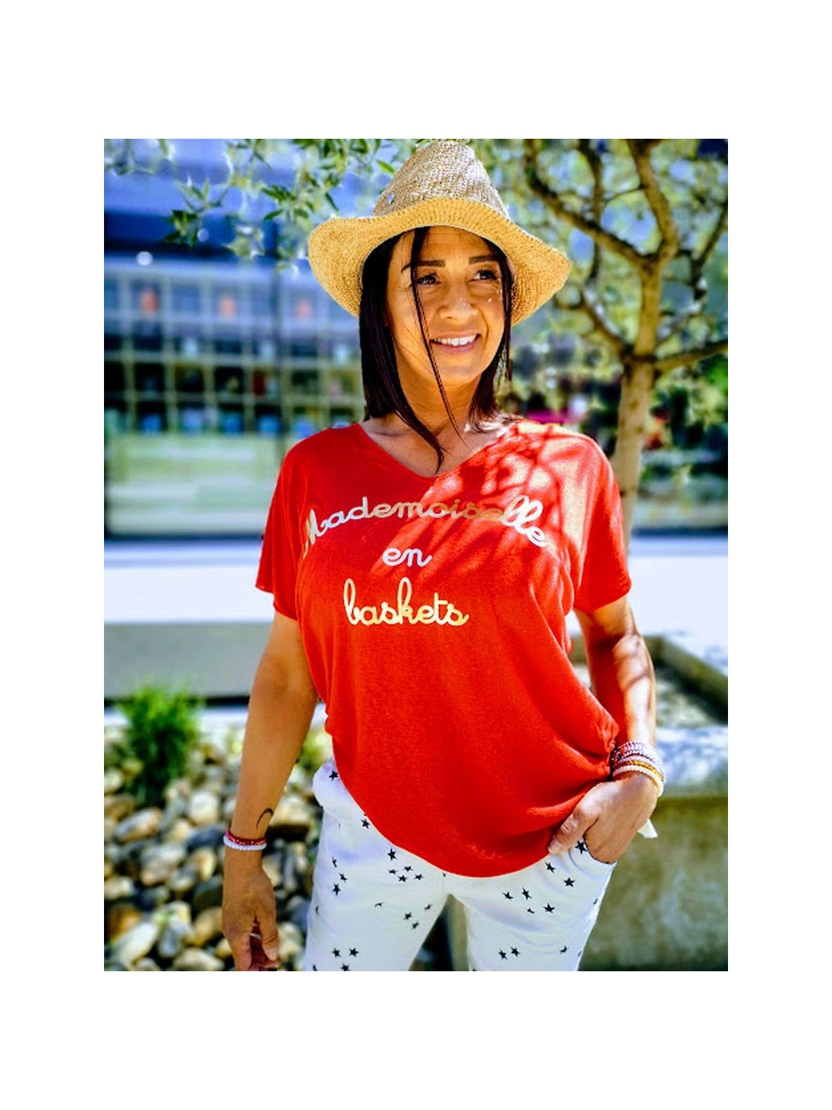 T.shirt mademoiselle en basket rouge avec inscriptions dorée l 1 vue de face l Tilleulmenthe boutique de mode femme