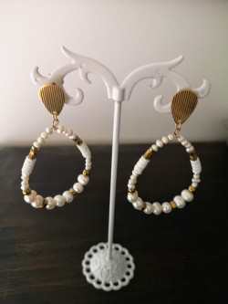 Boucles d'oreilles avec perles blanches et détails dorés | 1 vue portée | Tilleulmenthe boutique de mode femme en ligne