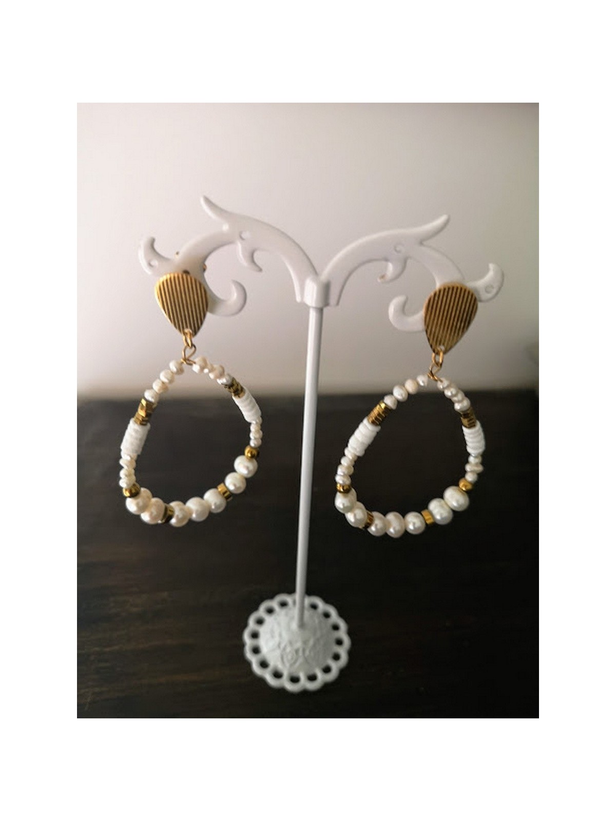Boucles d'oreilles avec perles blanches et détails dorés | 1 vue portée | Tilleulmenthe boutique de mode femme en ligne