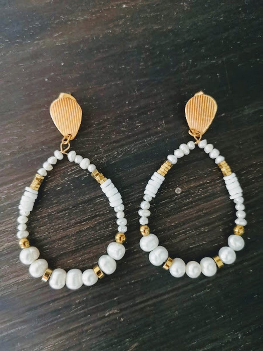 Boucles d'oreilles ovales blanches et dorées légères | 2 vue à plat v Tilleulmenthe boutique de mode femme en ligne