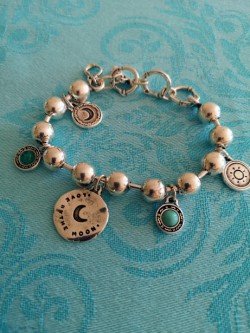 Bracelet coloré Eclipse Ciclon avec médailles gravées l 1 vue sur fond turquoise l Tilleulmenthe boutique de mode femme