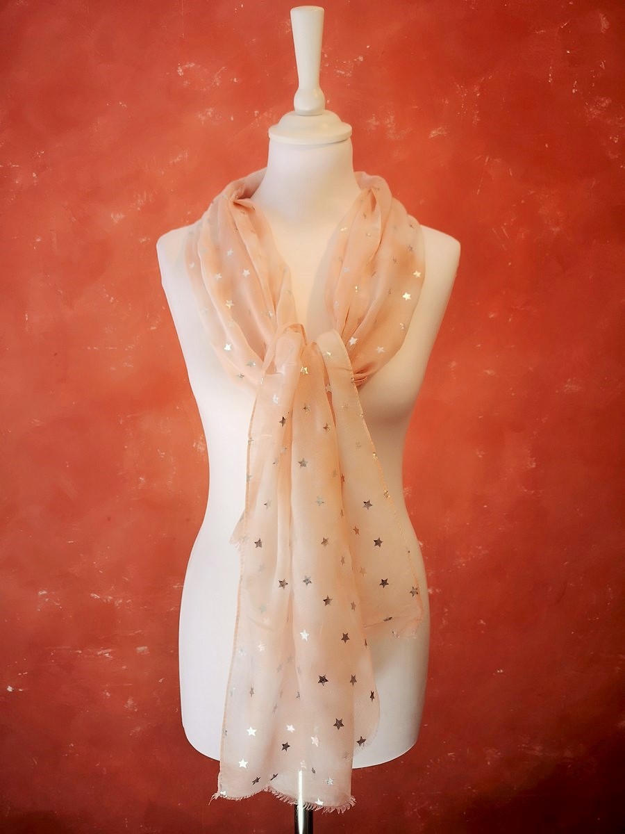 Foulard Etoile 1 | La mode au féminin prêt à porter femmes vêtements originaux fashion dernières tendances Foulard Etoile 1 | La mode au féminin prêt à porter femmes vêtements originaux fashion dernières tendances