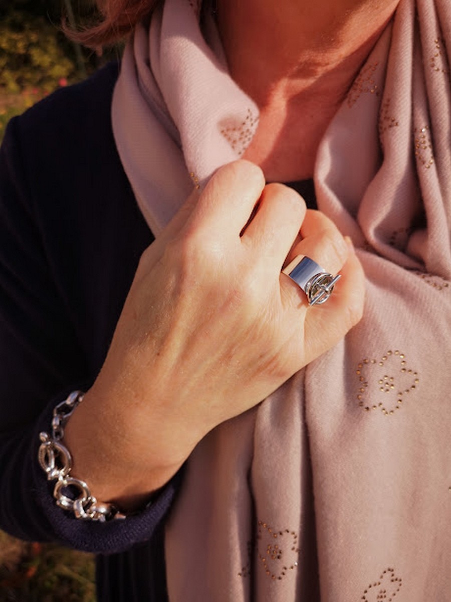 Bague Nina acier l 1 vue portée doigt l Tilleulmenthe boutique de mode femme Bague Nina acier l 1 vue portée doigt l Tilleulmenthe boutique de mode femme