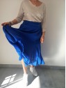 Jupe longue froissée bleue électrique |1 vue de face entière | Tilleulmenthe boutique de mode femme en ligne