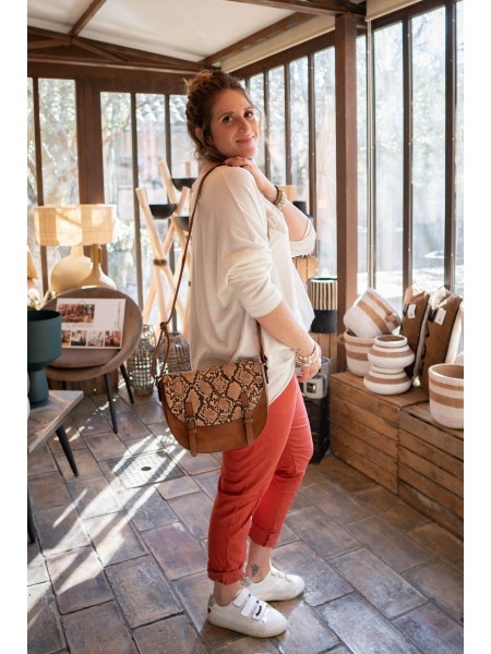 Sac forme besace marron avec bandoulière l 2 vue modèle de profil l Tilleulmenthe boutique de mode femme en ligne