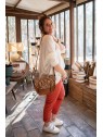 Sac forme besace marron avec bandoulière l 2 vue modèle de profil l Tilleulmenthe boutique de mode femme en ligne