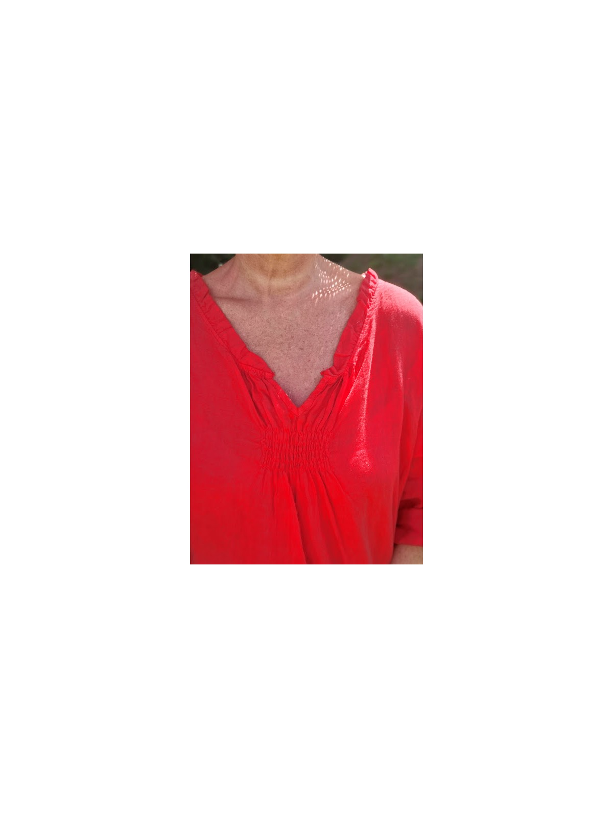 Blouse rouge lin oversize encolure V l 3 vue détail encolure l Tilleulmenthe boutique de mode femme en ligne