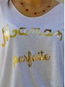 T.shirt blanc Maman parfaite oversize l 2 vue des détails de l'inscription l Tilleulmenthe boutique de mode femme en ligne