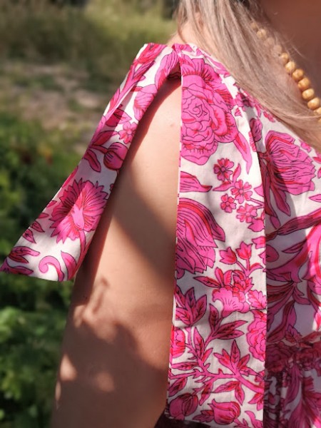 Robe fleurit rose et blanche | 5 vue profil rapprochée | Tilleulmenthe boutique de mode femme en ligne