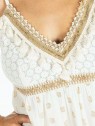 Robe blanche à détails dorés bohème chic | 3 vue rapprochée détails décolleté | Tilleulmenthe boutique de mode femme en ligne