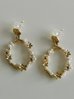 Boucles d'oreilles perles blanches et détails dorés | 1 vue entière | Tilleulmenthe boutique de mode en ligne