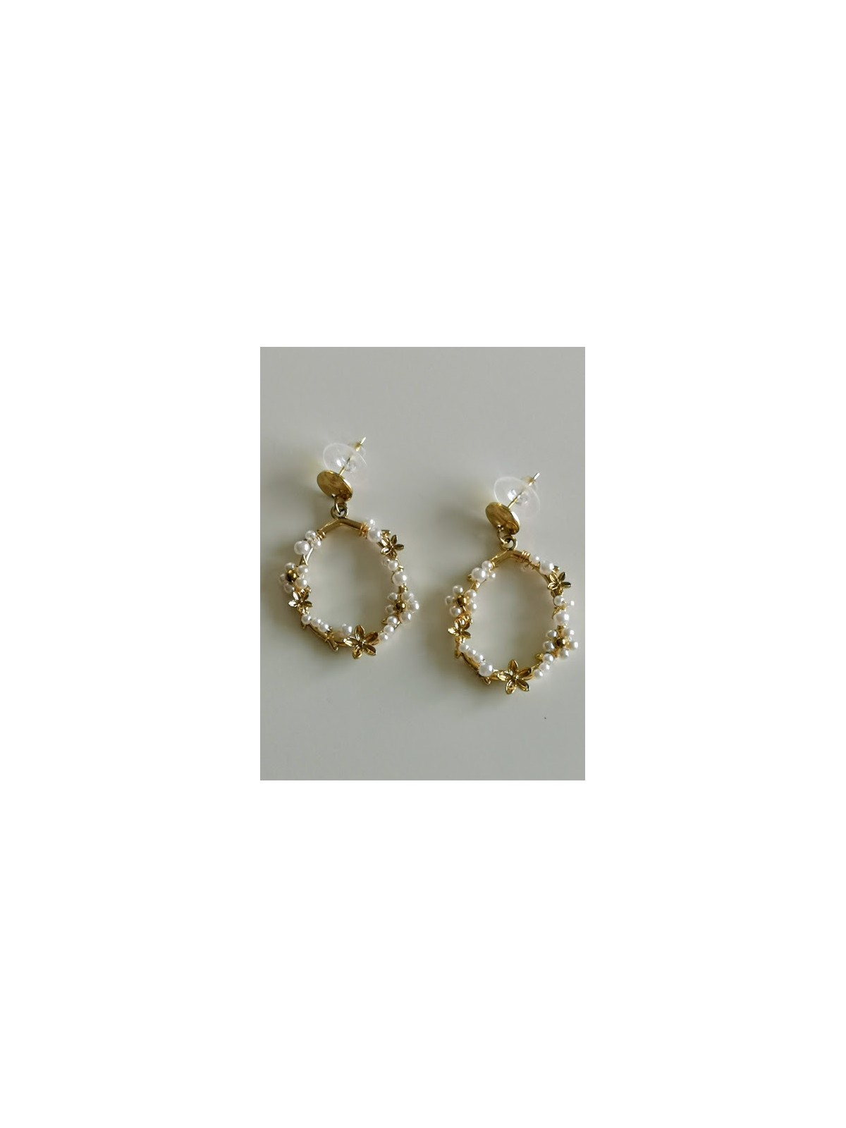Boucles d'oreilles perles blanches et détails dorés | 1 vue entière | Tilleulmenthe boutique de mode en ligne