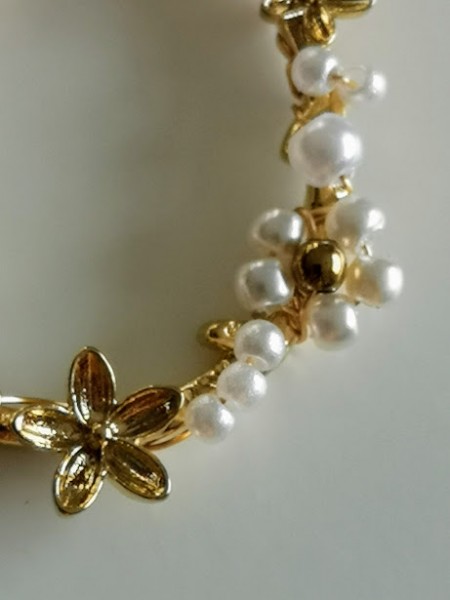 Boucles d'oreilles fleur dorées et perles blanches | 2 vue en détails rapprochée | Tilleulmenthe boutique de mode femme en ligne