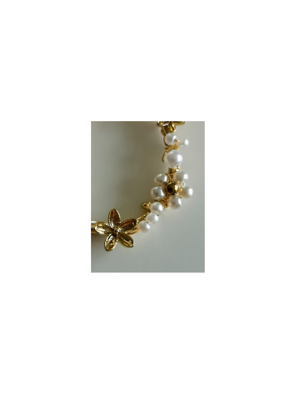 Boucles d'oreilles fleur dorées et perles blanches | 2 vue en détails rapprochée | Tilleulmenthe boutique de mode femme en ligne