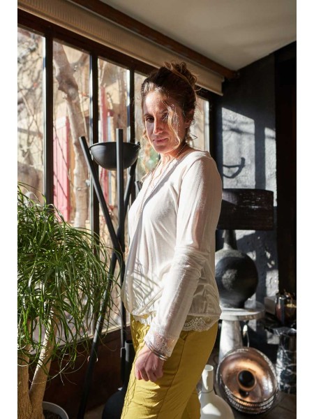 Top blanc manches longues détail dentelles | 2 vue de profil | Tilleulmenthe boutique de mode femme en ligne