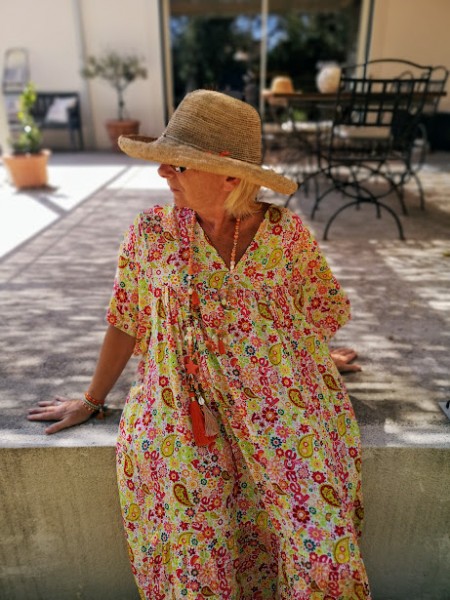 Robe longue motif fleuri | 2 vue portée rapprochée | Tilleulmenthe boutique de mode femme en ligne
