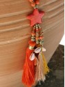 Sautoir orangé avec perles, coquillages et pompons | 3 vue rapprochée étoile | Tilleulmenthe boutique de mode femme en ligne