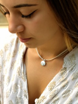 Collier avec oeil de sainte lucie ras de cou| 1 vue portée de profil | Tilleulmenthe boutique de mode femme en ligne