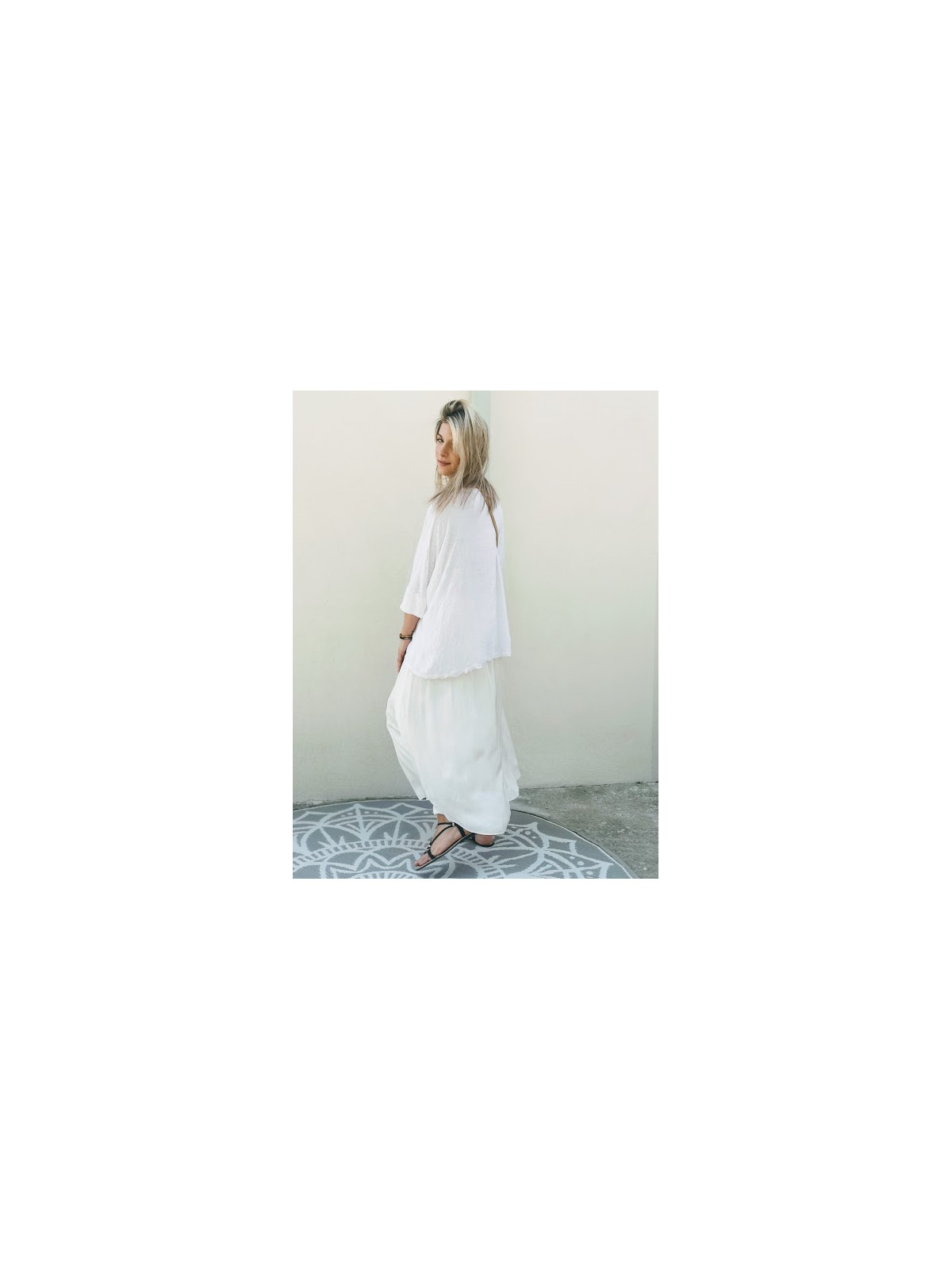 Jupe blanche longueur cheville |1 vue portée en entier de profil | Tilleulmenthe boutique de mode femme en ligne