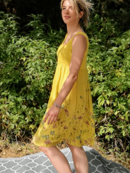 Robe mi-longue moutarde | 2 vue de profil entière | Tilleulmenthe boutique de mode femme en ligne