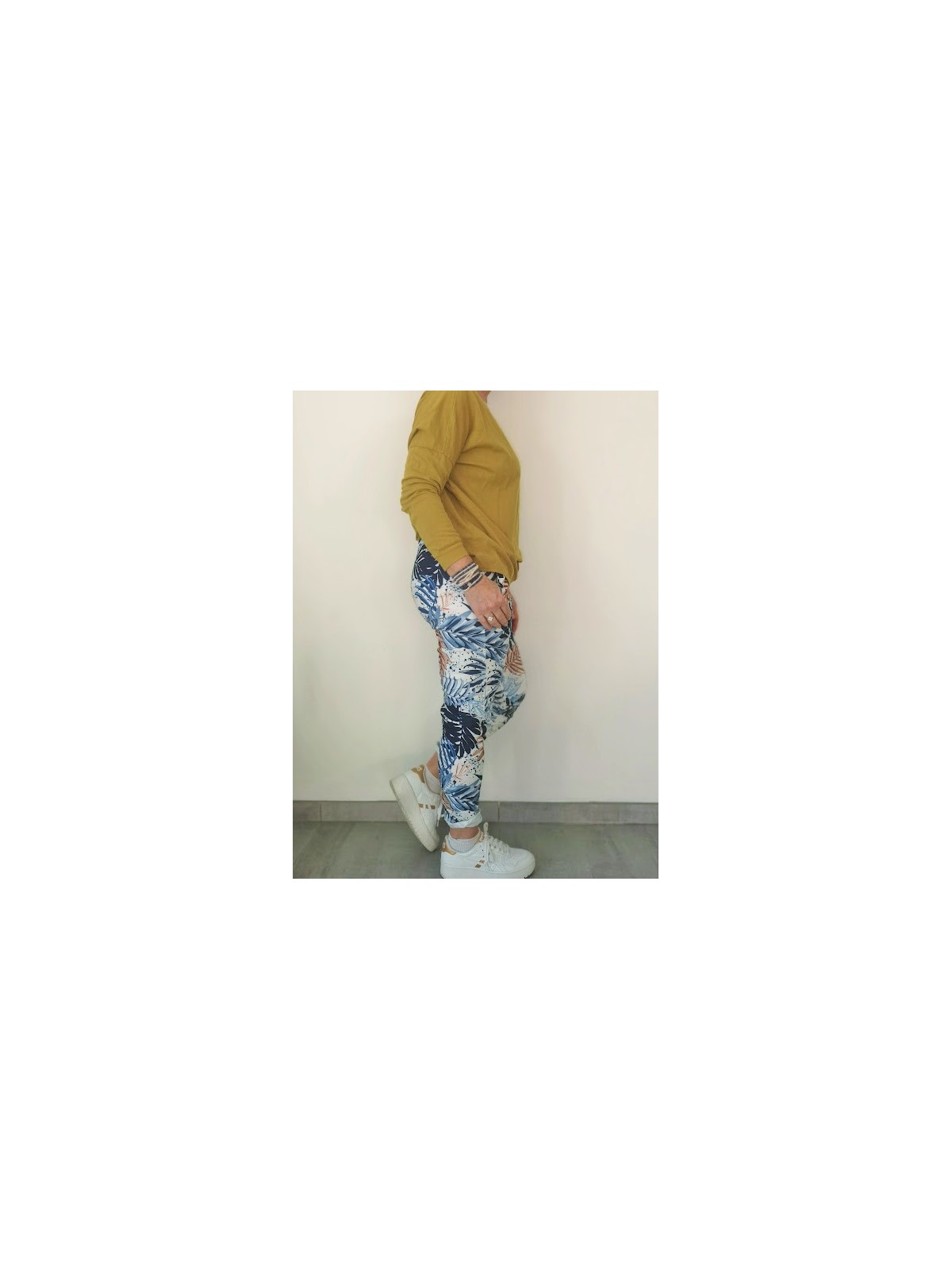 Pantalon imprimé végétal | 1 vue de profil porté | Tilleulmenthe boutique de mode femme en ligne