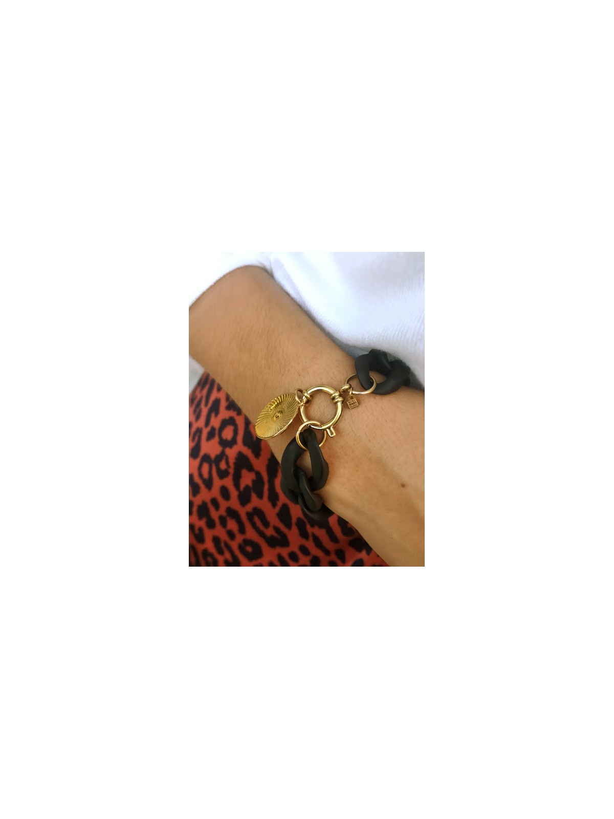 Bracelet fantaisie noir et or avec crochet et médaillon | 1 vue porté|Tilleulmenthe boutique de mode femme en ligne