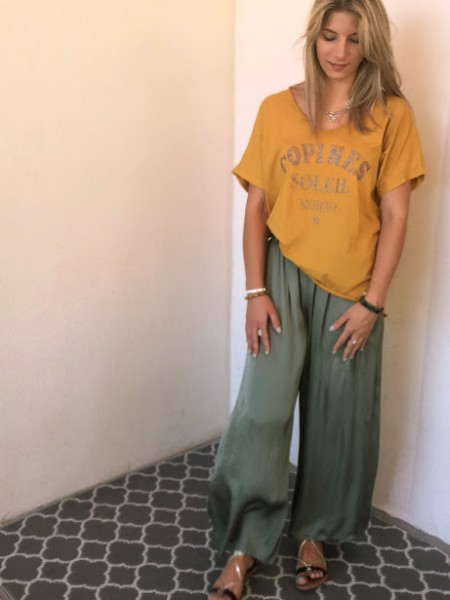 T-shirt moutarde inscriptions dorées   Mojito |1 vue de face porté entière |Tilleulmenthe boutique de mode femme en ligne