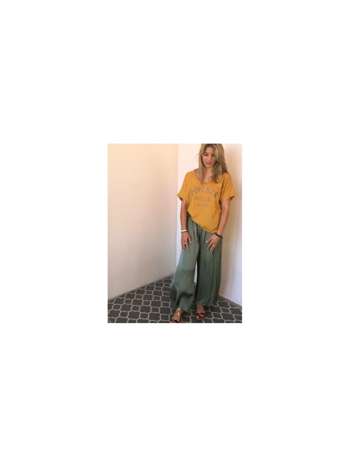 T-shirt moutarde inscriptions dorées   Mojito |1 vue de face porté entière |Tilleulmenthe boutique de mode femme en ligne