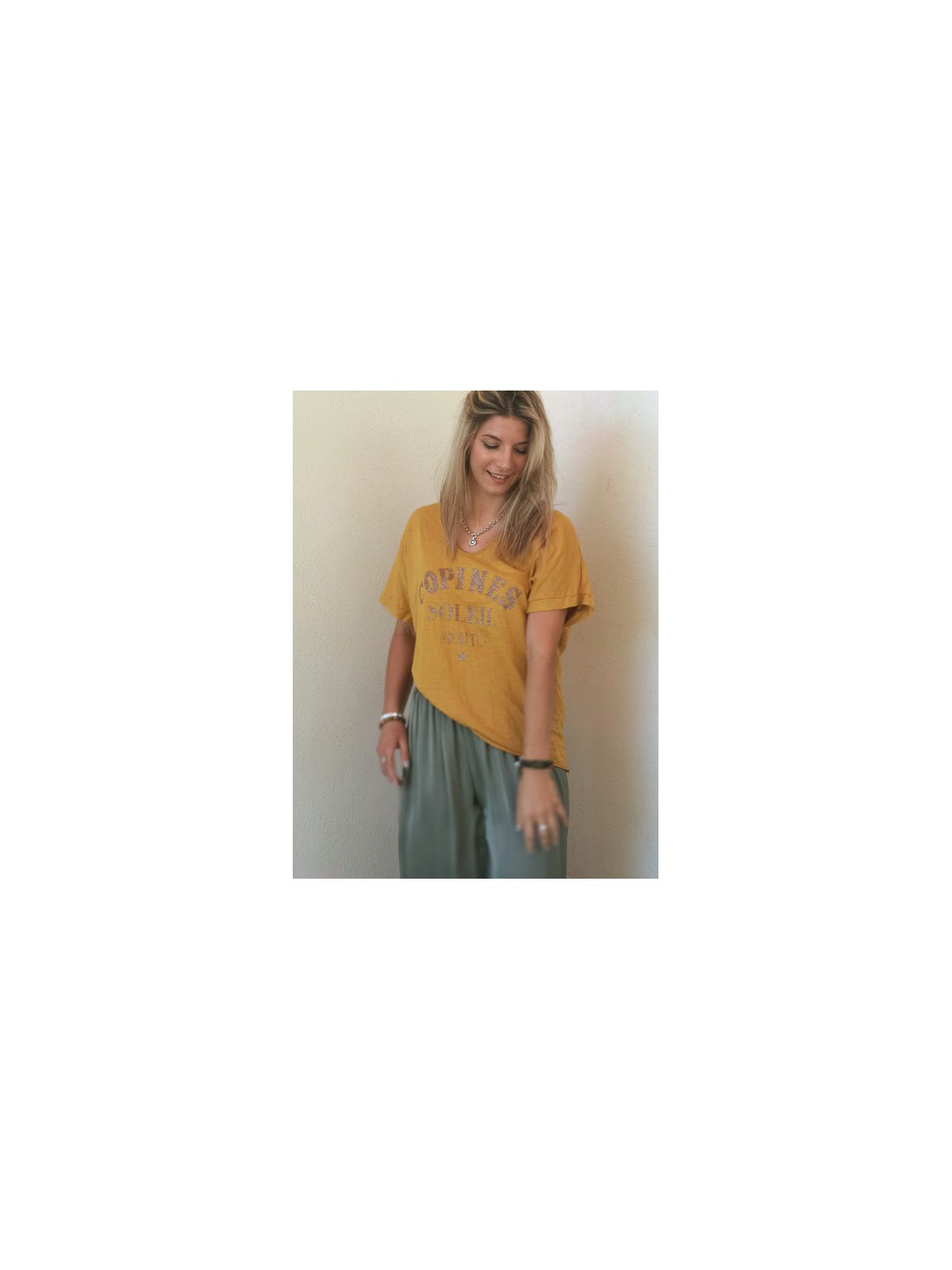 T-shirt manches courtes moutarde et inscriptions dorées | 2 vue portée rapprochée Tilleulmenthe boutique de mode femme en ligne