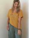 T-shirt manches courtes moutarde et inscriptions dorées | 2 vue portée rapprochée Tilleulmenthe boutique de mode femme en ligne