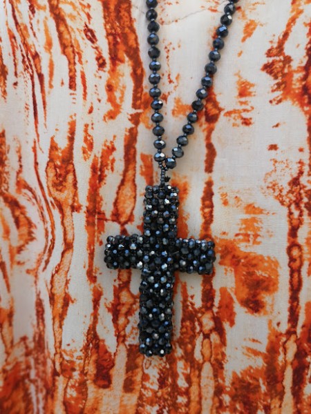Sautoir croix noir brillant avec perles | 3 vue rapprochée croix | Tilleulmenthe boutique de mode femme en ligne