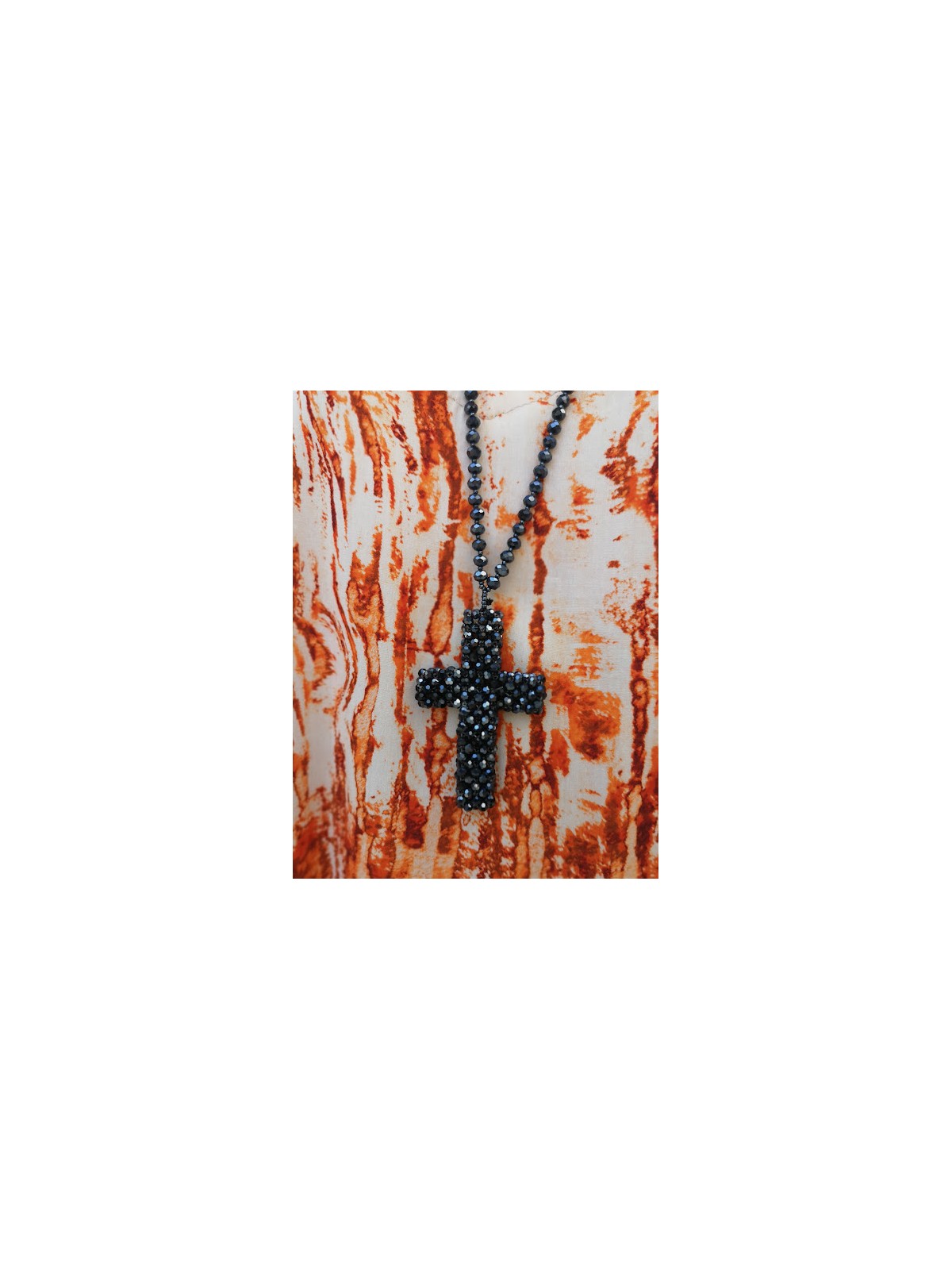 Sautoir croix noir brillant avec perles | 3 vue rapprochée croix | Tilleulmenthe boutique de mode femme en ligne