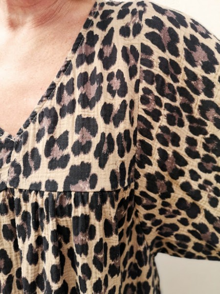 Robe longue encolure V motifs leopard | 3 vue rapproché decollete | Tilleulmenthe boutique de mode femme en ligne