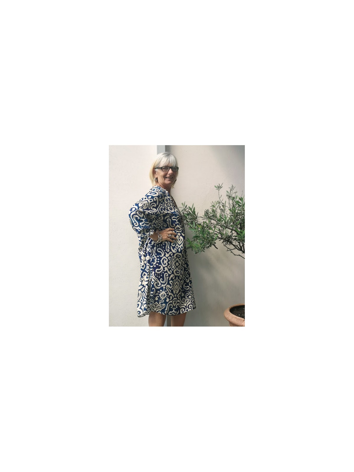 Robe bicolore encolure V avec coupe trapeze bleu et blanc | 2 vue de profil | Tilleulmenthe boutique de mode femme en ligne