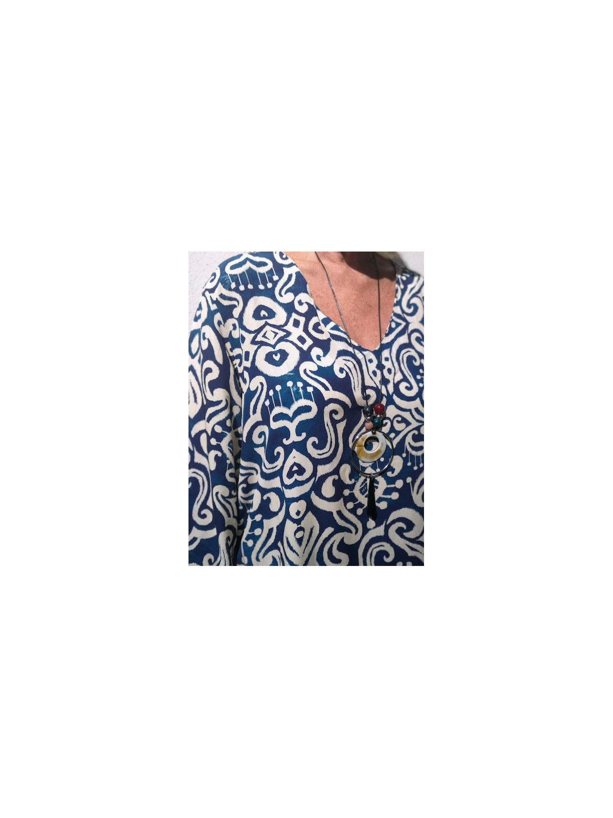 Robe fluide bleue nuit et creme fabrication italie | 3 vue rapprochee motifs | Tilleulmenthe boutique de mode femme en ligne