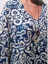 Robe fluide bleue nuit et creme fabrication italie | 3 vue rapprochee motifs | Tilleulmenthe boutique de mode femme en ligne
