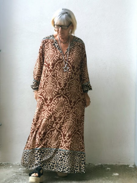 Robe longue a encolure V et motifs leopard multicolore | 3 vue portee entiere | Tilleulmenthe boutique de mode femme en ligne