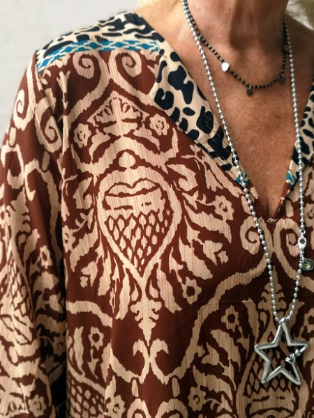 Robe longue avec encolure v et details leopard noir et creme | 4 vue encolure | Tilleulmenthe boutique de mode femme en ligne