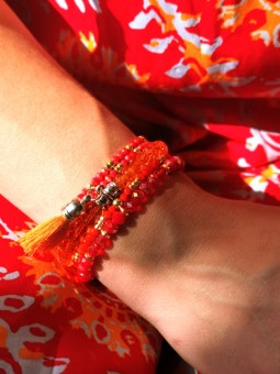 Bracelet rouge avec perles et pompon | 1 vue portée | Tilleulmenthe boutique de mode femme en ligne