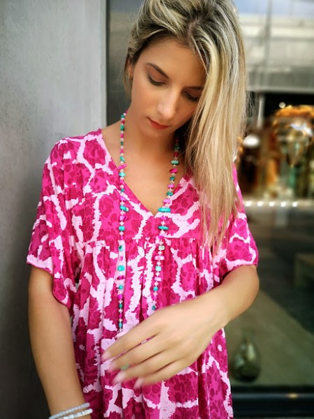 Sautoir tricolore rose , transparent et turquoise | 1 vue portée de face | Tilleulmenthe boutique de mode femme en ligne