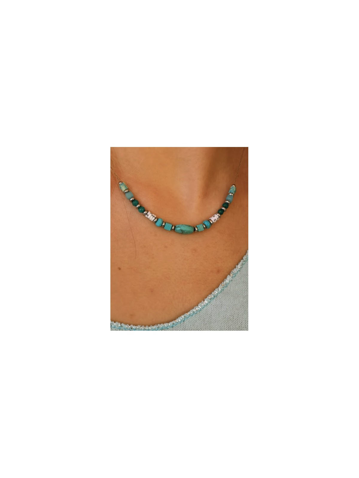collier ras de cou avec chaine argentee et pierres bleues | 2 vue rapprochee | Tilleilmenthe mode boutique de vetements femme en