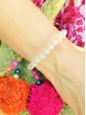 bracelet en perles d'opale rondes translucides avec elastique 1 vue portée Tilleulmenthe boutique de mode femme en ligne