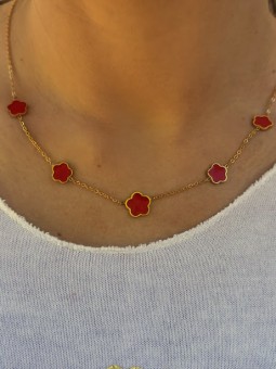collier fleurs rouges sur chaine couleur or ras de cou | 1 vue portee |tilleulmenthe boutique de mode femme en ligne