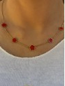 collier fleurs rouges sur chaine couleur or ras de cou | 1 vue portee |tilleulmenthe boutique de mode femme en ligne