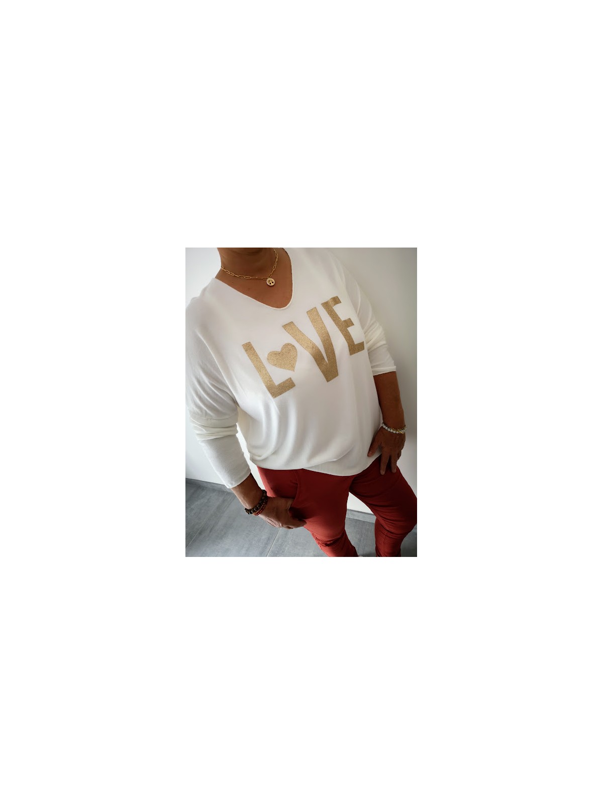 Pull fin manches longues ivoire inscriptions dorées | 1 vue portée | Tilleulmenthe boutique de mode femme en ligne